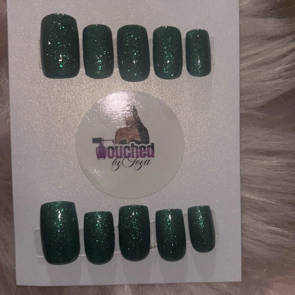 Green glittered nails - Picture 4 of 5